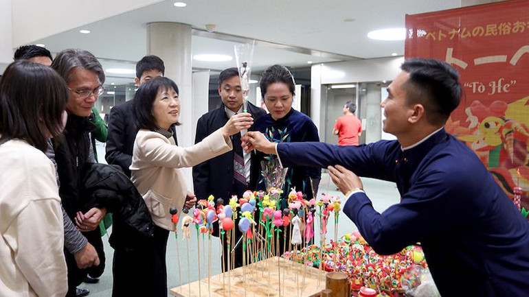 Những chiếc tò he Việt tạo hình biểu tượng của văn hóa Nhật Bản thu hút công chúng tham quan. (Ảnh: Bộ Ngoại giao Việt Nam)