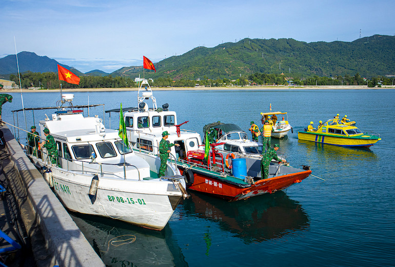 "Bộ đội biên phòng diễn tập ứng phó sự cố tràn dầu" (Phạm Toàn).