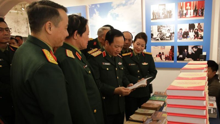 Thượng tướng Trịnh Văn Quyết (người cầm sách) và các đại biểu tham quan, nghe thuyết minh tại triển lãm. (Ảnh: Bảo tàng Lịch sử Quân sự Việt Nam) Thượng tướng Trịnh Văn Quyết (người cầm sách) và các đại biểu tham quan, nghe thuyết minh tại triển lãm. (Ảnh: Bảo tàng Lịch sử Quân sự Việt Nam)