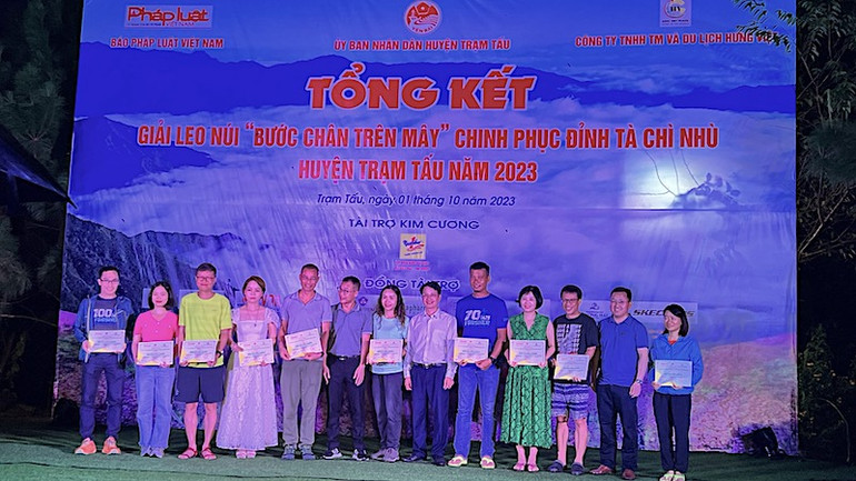 Đại diện Ban tổ chức trao bằng khen và tiền thưởng cho các vận động viên nam, nữ đoạt giải Khuyến khích.