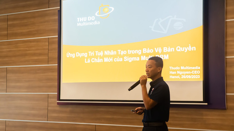 Đại diện Thủ đô Multimedia giới thiệu ứng dụng công nghệ mới trong bảo vệ bản quyền.