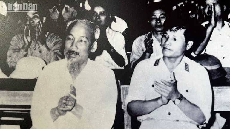 Chủ tịch Hồ Chí Minh và Đại tướng Nguyễn Chí Thanh dự Hội nghị Quân chính toàn quân lần thứ nhất năm 1960. (Ảnh chụp lại hình ảnh tại triển lãm) Chủ tịch Hồ Chí Minh và Đại tướng Nguyễn Chí Thanh dự Hội nghị Quân chính toàn quân lần thứ nhất năm 1960. (Ảnh chụp lại hình ảnh tại triển lãm)