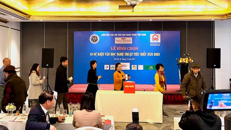 Các đại biểu tiến hành bỏ phiếu bình chọn 10 sự kiện văn học nghệ thuật tiêu biểu năm 2023.