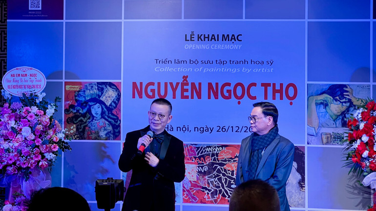 Nhà sưu tập Trần Cường và Đào Danh Hưng (người bên phải) trò chuyện cùng khách tham quan triển lãm về những kỷ niệm, tình cảm với cố họa sĩ.