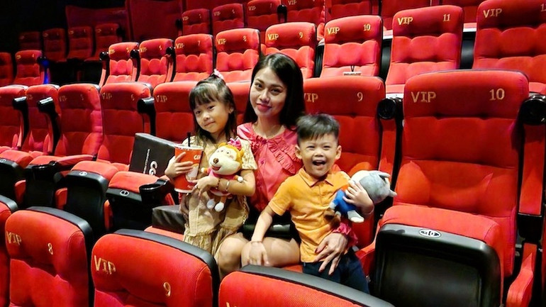 Gia đình chị Ngô Thuỷ là một trong số nhiều gia đình hào hứng "check-in" với Wolfoo tại rạp chiếu phim tuần qua.