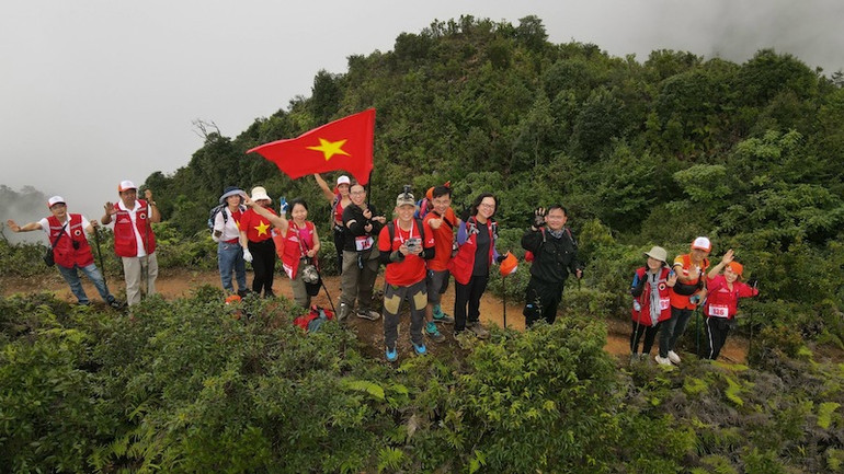 Gần 100 vận động viên đã đi qua một trong những cung trekking ngoạn mục ở miền núi phía bắc. (Ảnh: Ban tổ chức cung cấp)