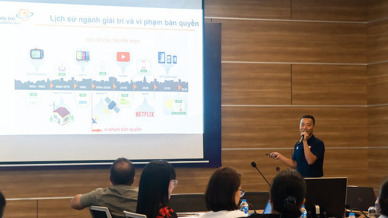 Tổng Giám đốc Công ty Thủ đô Multimedia Nguyễn Ngọc Hân trình bày về lịch sử ngành giải trí và vi phạm bản quyền.