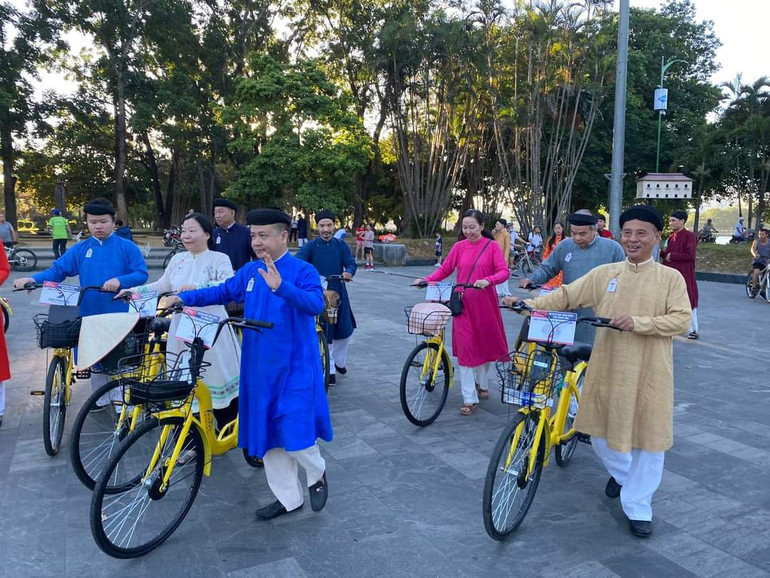 Ông Nguyễn Đức Bình (áo dài xanh) cùng các thành viên Câu lạc bộ Đình làng Việt (Ảnh: Ban tổ chức cung cấp)