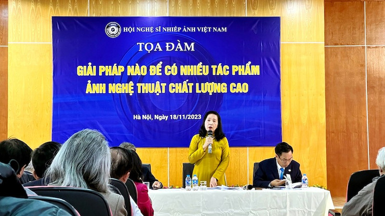 Nghệ sĩ nhiếp ảnh Trần Thị Thu Đông phát biểu tại tọa đàm