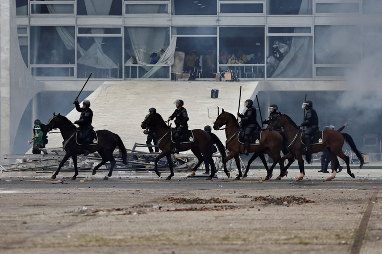 Các lực lượng an ninh làm nhiệm vụ trong lúc người ủng hộ cựu Tổng thống Jair Bolsonaro biểu tình phản đối Tổng thống Luiz Inacio Lula da Silva xông vào Dinh Tổng thống.