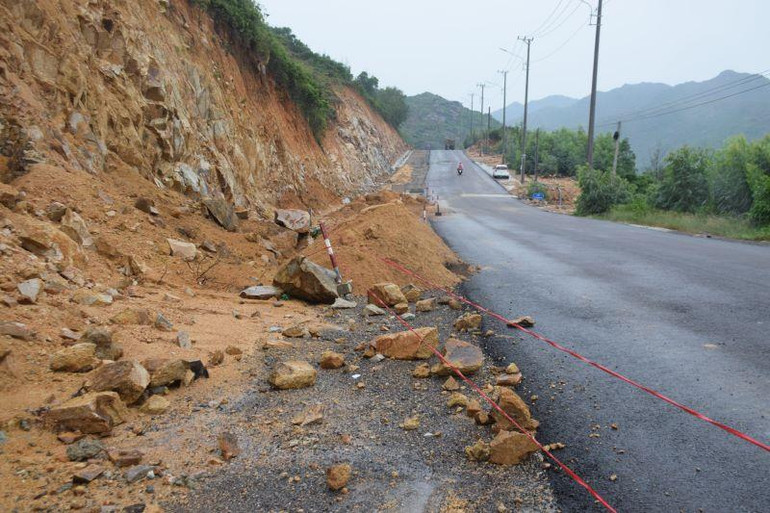 Hiện trường sạt lở tại tuyến đường liên xã từ Khu kinh tế Nhơn Hội và xã Nhơn Hải thuộc thành phố Quy Nhơn, tỉnh Bình Định.