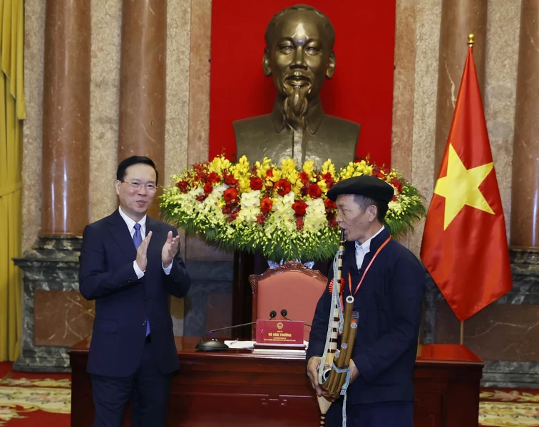 Nghệ nhân Vàng Nỏ Páo, tỉnh Hà Giang, biểu diễn khèn của người Mông tại buổi gặp mặt.