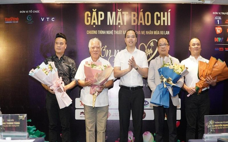 Đồng chí Nguyễn Tiến Hưng, Phó Bí thư Thành đoàn Hà Nội tặng hoa chúc mừng Ban Tổ chức chương trình. Đồng chí Nguyễn Tiến Hưng, Phó Bí thư Thành đoàn Hà Nội tặng hoa chúc mừng Ban Tổ chức chương trình.