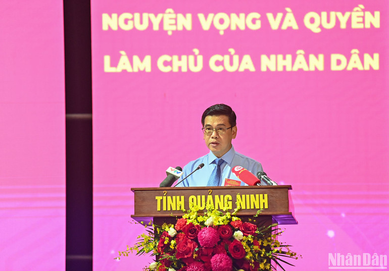 Phó Chủ tịch Hội đồng nhân dân Thành phố Hồ Chí Minh Nguyễn Văn Dũng trình bày tham luận tại Hội nghị. (Ảnh: Duy Linh)