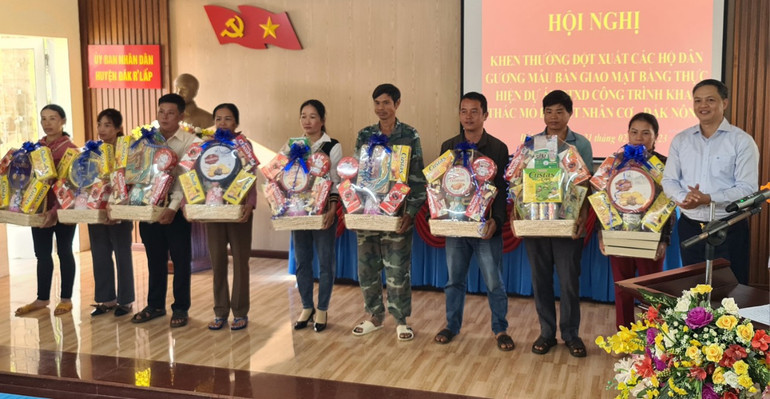 Công ty Nhôm Đắk Nông - TKV trao quà hỗ trợ các hộ dân tiêu biểu vùng mỏ Bauxit Nhân Cơ - Đắk Nông.