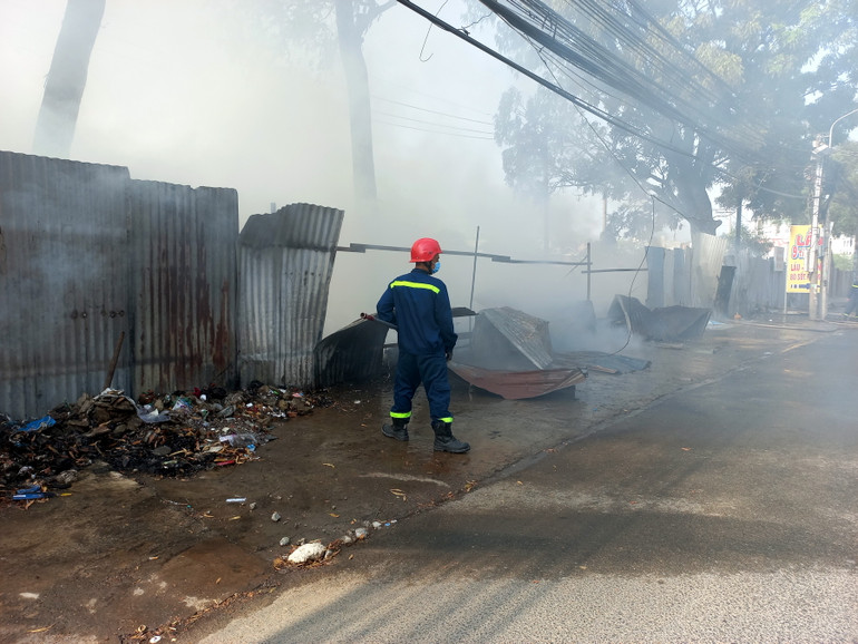 Ngọn lửa được dập tắt hoàn toàn vào lúc 10 giờ cùng ngày.