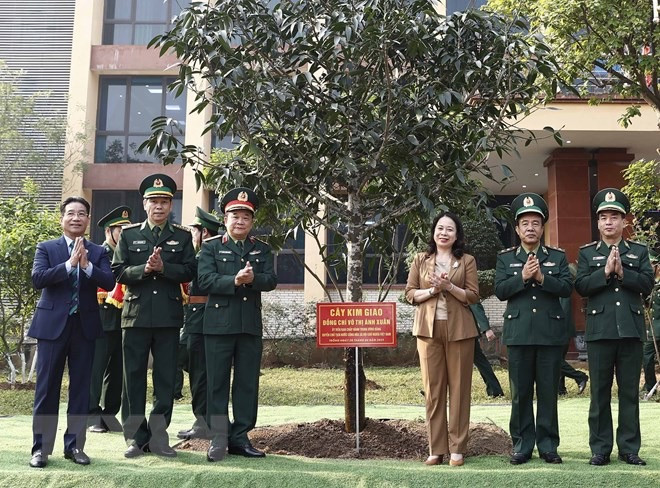 Quyền Chủ tịch nước Võ Thị Ánh Xuân trồng cây lưu niệm tại Học viện Biên phòng. (Ảnh: TTXVN)