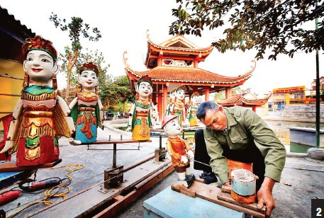 Nghệ nhân Ưu tú Nguyễn Chất Luân đang kiểm tra các quân rối. Nghệ nhân Ưu tú Nguyễn Chất Luân đang kiểm tra các quân rối.