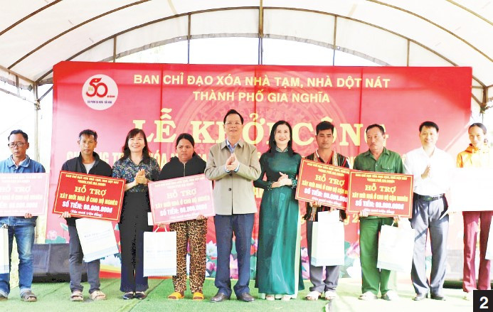 2- Bí thư Tỉnh ủy, Trưởng ban Chỉ đạo triển khai xóa nhà tạm, nhà dột nát tỉnh Đắk Nông Ngô Thanh Danh khởi công xóa nhà tạm cho người dân bon Sê Rê Ú, xã Đắk Nia, thành phố Gia Nghĩa.