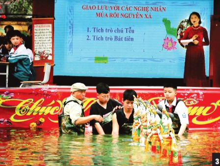 Các em học sinh trải nghiệm kỹ năng điều khiển rối nước trong buổi học thực tế. Các em học sinh trải nghiệm kỹ năng điều khiển rối nước trong buổi học thực tế.