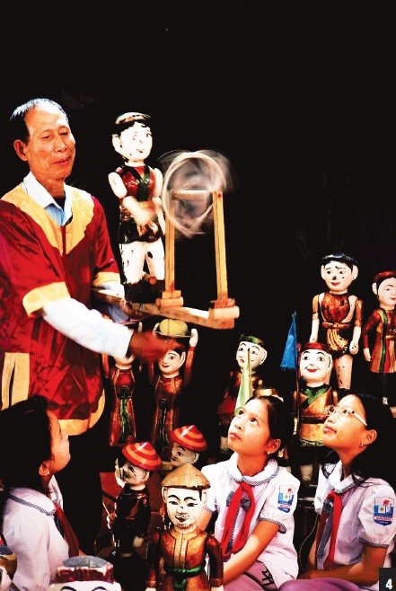 Nghệ nhân Nhân dân Nguyễn Xuân Thu hướng dẫn các em học sinh kỹ năng điều khiển quân rối. Nghệ nhân Nhân dân Nguyễn Xuân Thu hướng dẫn các em học sinh kỹ năng điều khiển quân rối.