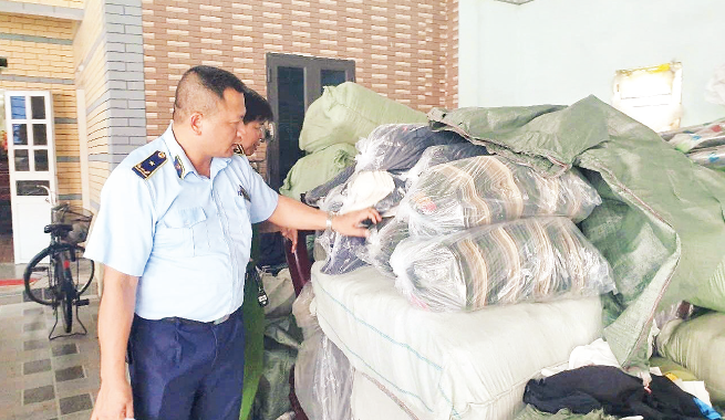 Lực lượng chức năng phát hiện nhiều sản phẩm không rõ nguồn gốc xuất xứ ở xã Đoàn Tùng, huyện Thanh Miện. Lực lượng chức năng phát hiện nhiều sản phẩm không rõ nguồn gốc xuất xứ ở xã Đoàn Tùng, huyện Thanh Miện.