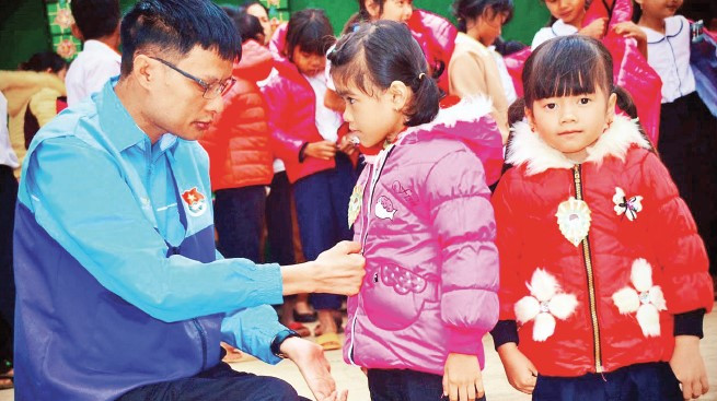 Một hoạt động trong Chiến dịch Thanh niên tình nguyện hè tỉnh Đắk Lắk năm 2025 là chăm sóc thiếu niên, nhi đồng.