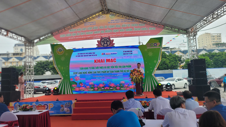 Phó Giám đốc Sở Nông nghiệp và Phát triển nông thôn thành phố Hà Nội Tạ Văn Tường phát biểu tại buổi lễ. Phó Giám đốc Sở Nông nghiệp và Phát triển nông thôn thành phố Hà Nội Tạ Văn Tường phát biểu tại buổi lễ.