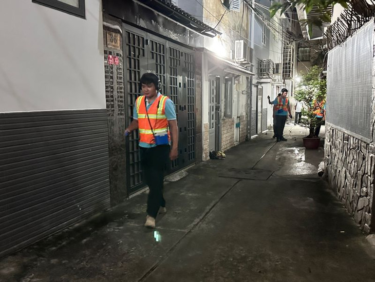 Nhân viên các Công ty Cổ phần cấp nước áp dụng công nghệ để dò bể, kiểm tra hệ thống cấp nước qua đó góp phần giảm mạnh tỷ lệ thất thoát nước.