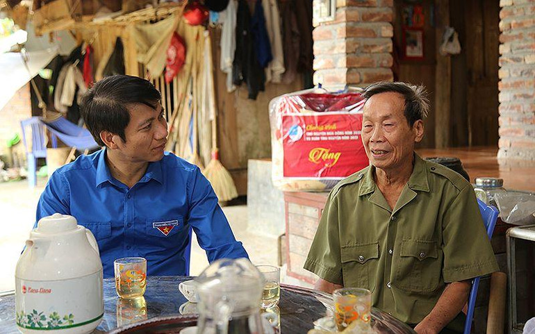 Bí thư Thường trực Trung ương Đoàn, Chủ tịch Hội Liên hiệp thanh niên Việt Nam Nguyễn Ngọc Lương đến thăm hỏi, trao quà tặng cựu chiến binh có hoàn cảnh khó khăn trên địa bàn huyện Đà Bắc (tỉnh Hòa Bình).