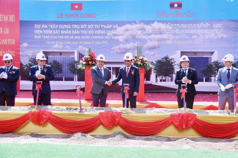 Chủ tịch Ủy ban nhân dân thành phố Hà Nội Trần Sỹ Thanh và Đô trưởng thủ đô Vientiane Athsaphangthong Siphandone tại lễ khởi công. (Ảnh: Trịnh Quốc Dũng)