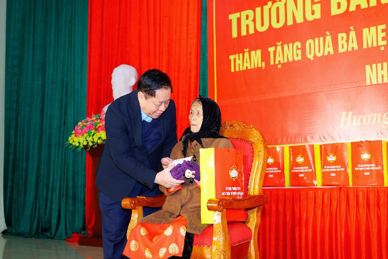 Đồng chí Nguyễn Trọng Nghĩa tặng quà Mẹ Việt Nam Anh hùng Nguyễn Thị Lác.