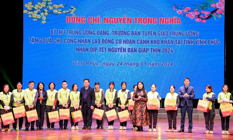Các đồng chí lãnh đạo tặng quà cho công nhân có hoàn cảnh khó khăn.