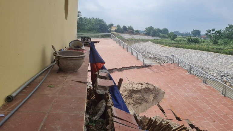 Khu vực đền Mẫu ven sông đang bị sạt trượt.