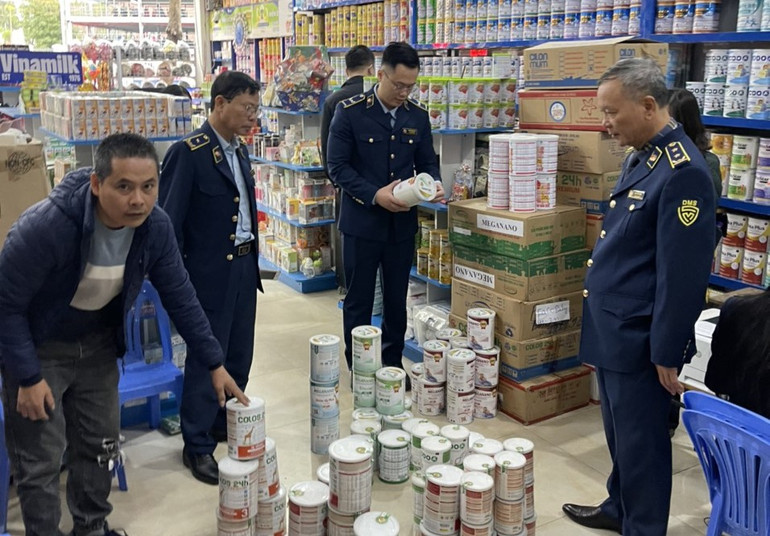 Phát hiện các sản phẩm sữa có dấu hiệu xâm phạm quyền nhãn hiệu Abbott. (Ảnh do Quản lý thị trường tỉnh cung cấp) Phát hiện các sản phẩm sữa có dấu hiệu xâm phạm quyền nhãn hiệu Abbott. (Ảnh do Quản lý thị trường tỉnh cung cấp)