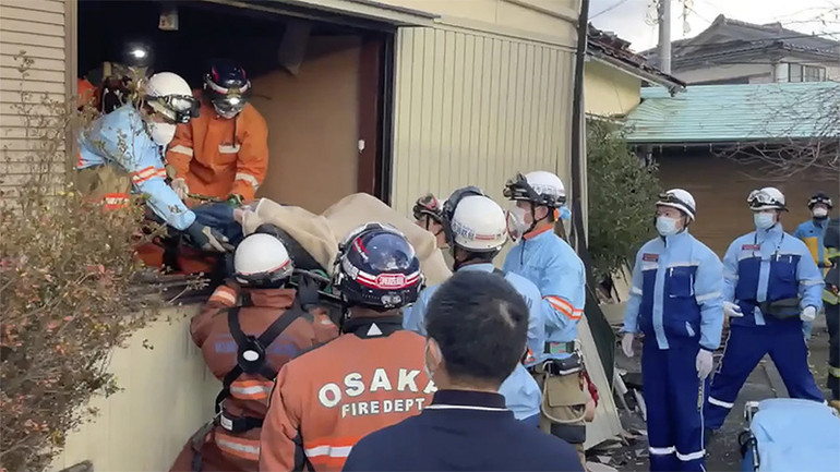 72 giờ sau khi xảy ra động đất, lực lượng cứu nạn Nhật Bản đã đưa một cụ bà ở độ tuổi 80 ra khỏi ngôi nhà bị sập tại tỉnh Ishikawa. (Ảnh: AP) 72 giờ sau khi xảy ra động đất, lực lượng cứu nạn Nhật Bản đã đưa một cụ bà ở độ tuổi 80 ra khỏi ngôi nhà bị sập tại tỉnh Ishikawa. (Ảnh: AP)