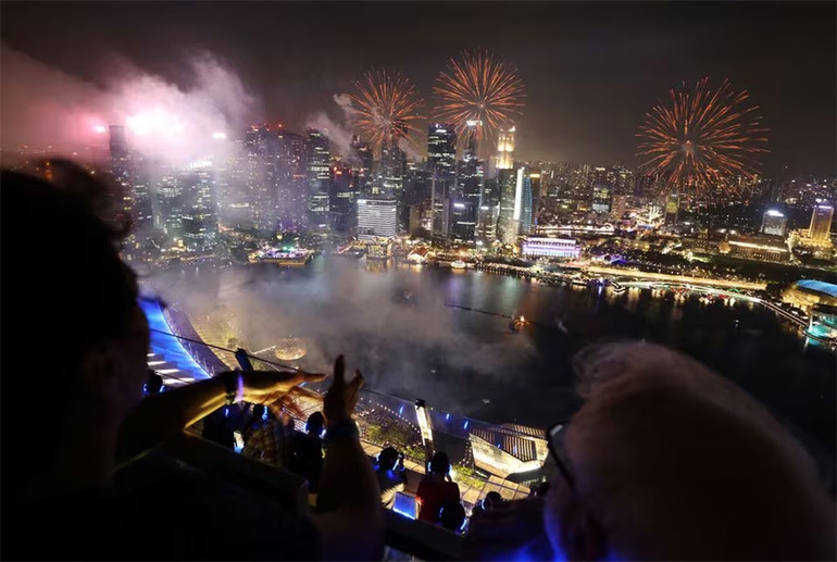 Tại Singapore, người dân tập trung đông đảo tại Marina Bay để ngắm pháo hoa. (Ảnh: Reuters)