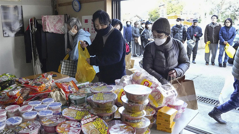 Người dân tại thành phố Wajima, tỉnh Ishikawa nhận viện trợ thực phẩm. (Ảnh: AP) Người dân tại thành phố Wajima, tỉnh Ishikawa nhận viện trợ thực phẩm. (Ảnh: AP)