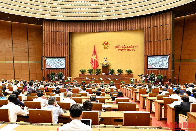 Các đại biểu Quốc hội làm việc tại hội trường. (Ảnh: ĐĂNG KHOA)