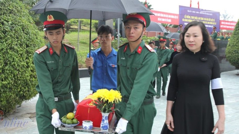 Lãnh đạo tỉnh Bình Phước đưa hài cốt đến nơi an nghỉ cuối cùng. Lãnh đạo tỉnh Bình Phước đưa hài cốt đến nơi an nghỉ cuối cùng.