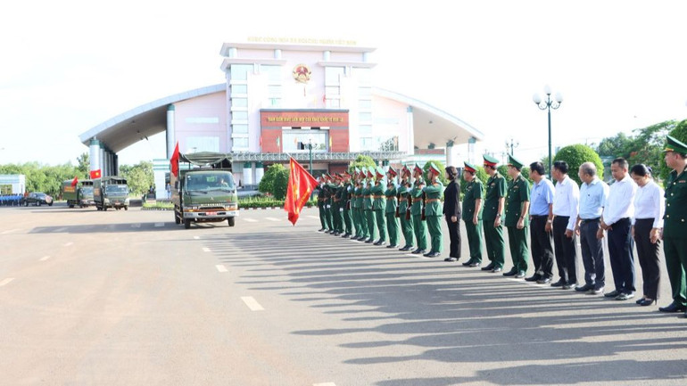 Tỉnh Bình Phước đón hài cốt liệt sĩ được Đội K72 cất bốc từ chiến trường Campuchia về nước. Tỉnh Bình Phước đón hài cốt liệt sĩ được Đội K72 cất bốc từ chiến trường Campuchia về nước.