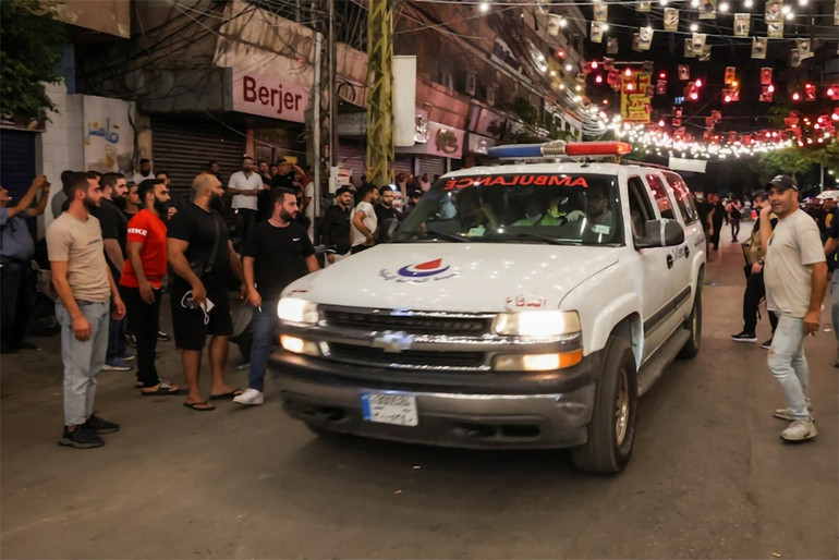 Một chiếc xe cấp cứu đi ngang qua nơi nhiều người dân tụ tập gần địa điểm xảy ra vụ không kích của Israel ở vùng ngoại ô phía nam Beirut, Lebanon, ngày 23/9.