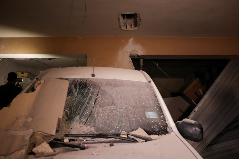 Chiếc ô-tô bị hư hại nặng sau vụ không kích của Israel nhằm vào ngoại ô phía nam thủ đô Beirut, Lebanon.