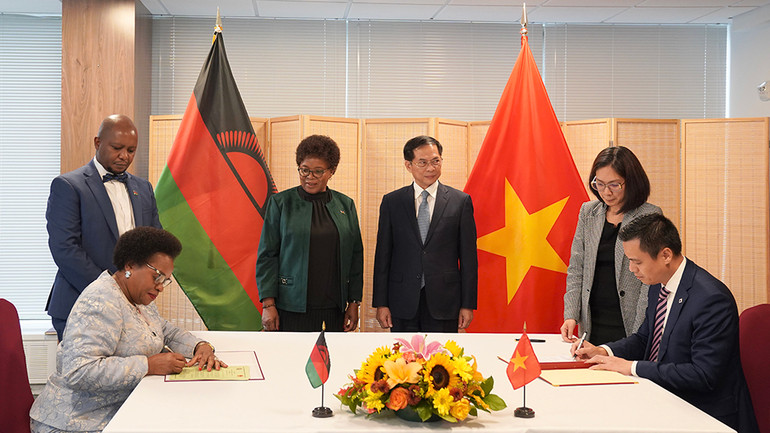 Phó Thủ tướng, Bộ trưởng Ngoại giao Bùi Thanh Sơn cùng Bộ trưởng Ngoại giao Malawi Nancy Tempo chứng kiến Lễ ký thông cáo chung thiết lập quan hệ ngoại giao. (Ảnh: Bộ Ngoại giao)