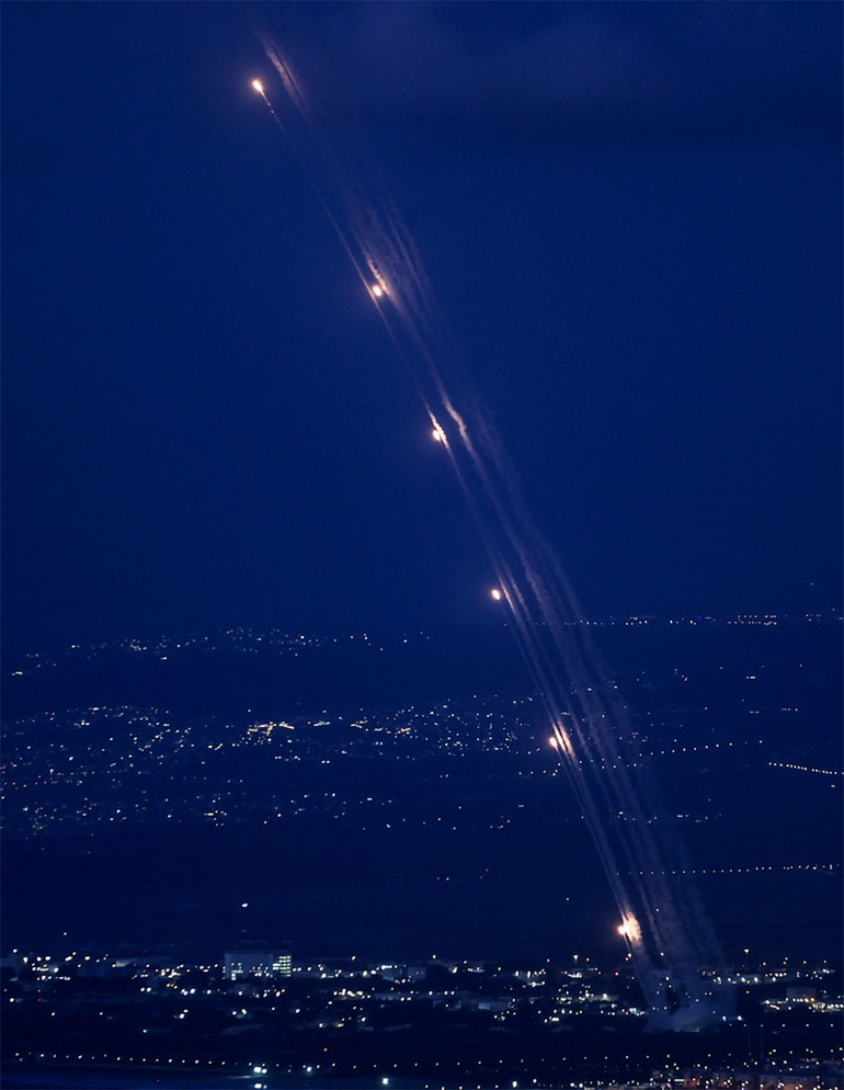 Hệ thống đánh chặn tên lửa Iron Dome của Israel hoạt động khi rocket được phóng từ Lebanon về phía Israel. Hình ảnh chụp từ Haifa, Israel, ngày 23/9.
