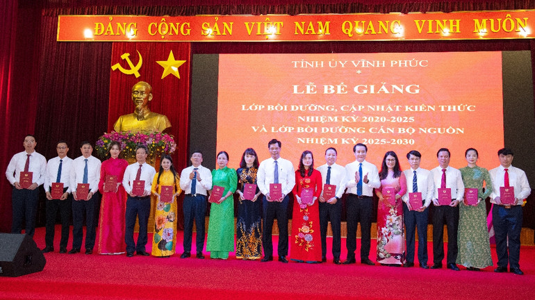 Các đồng chí Phó Bí thư Tỉnh ủy trao giấy chứng nhận hoàn thành khóa học cho học viên.