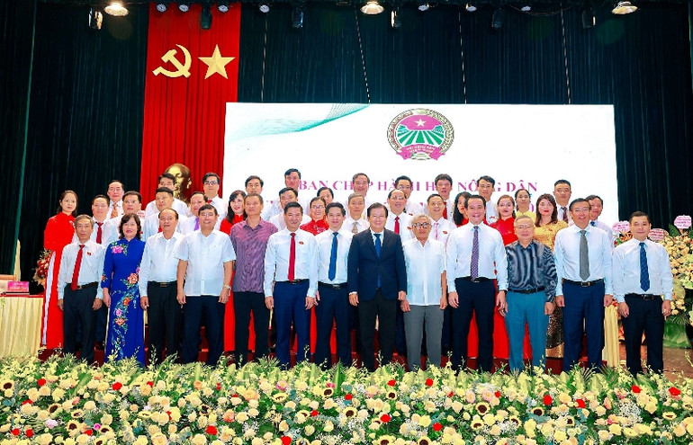 Ban Chấp hành Hội Nông tỉnh khóa mới với các đại biểu dự Đại hội.