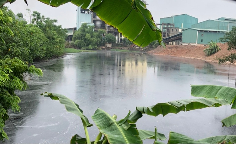 Nước thải màu đen tràn ra từ nhà máy gạch. Nước thải màu đen tràn ra từ nhà máy gạch.