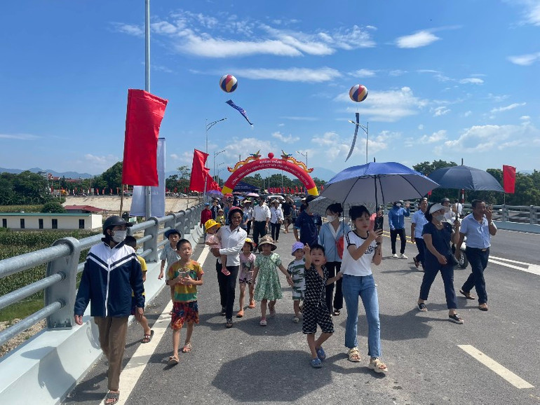 Nhân dân hai tỉnh phấn khởi vì có cây cầu mới.