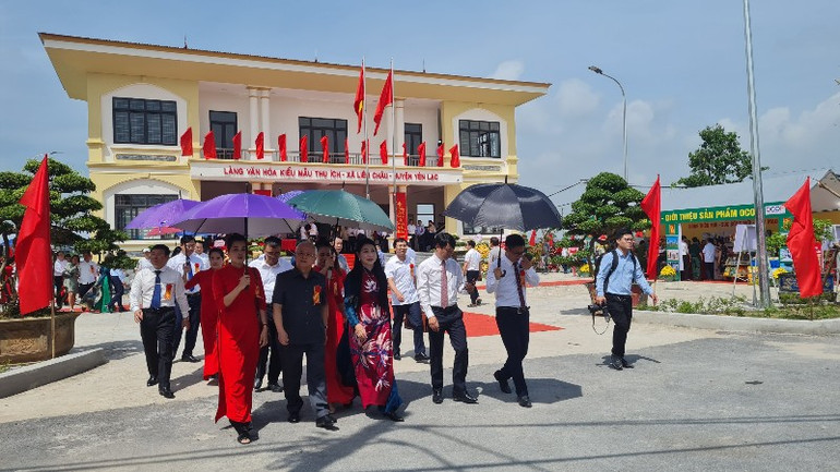 Đại biểu thăm các cơ sở của Làng văn hóa kiểu mẫu.